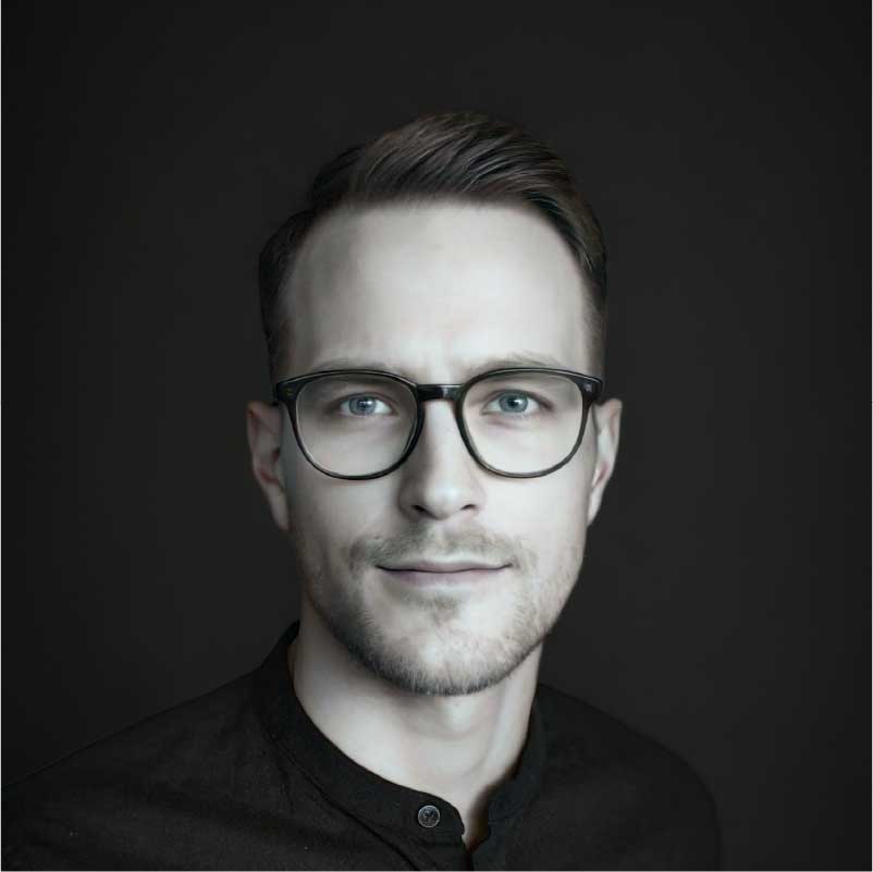 Logosuunnittelu eri kanavissa markkinointitiimin työpöydällä